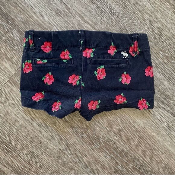 Abercrombie blue floral short shorts - Picture 6 of 8